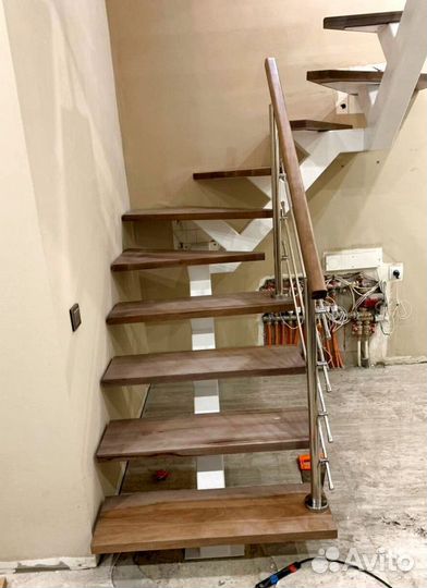 Лестница прямая на металлокаркасе