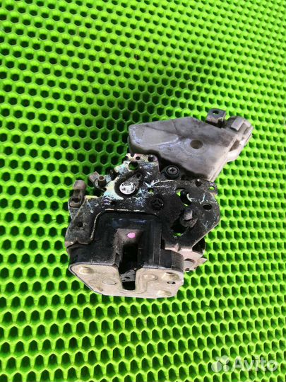 Замок двери задний левый Ниссан тино