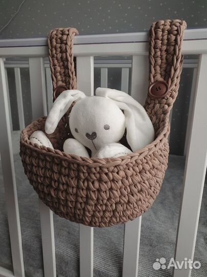 Подвесная вязаная корзина на кроватку