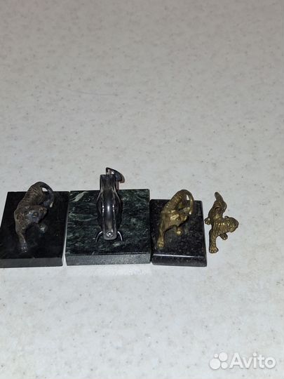 Статуэтка бык на камне