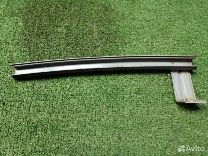 Направляющая стекла передняя левая Subaru Impreza