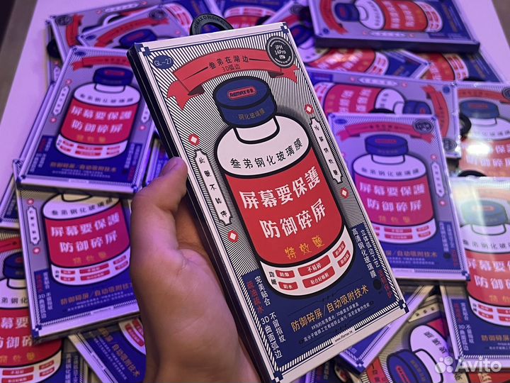 Наклейка защитного стекла на iPhone