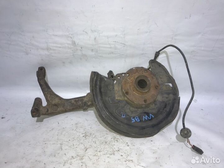 Поворотный кулак передний правый Volkswagen Passat