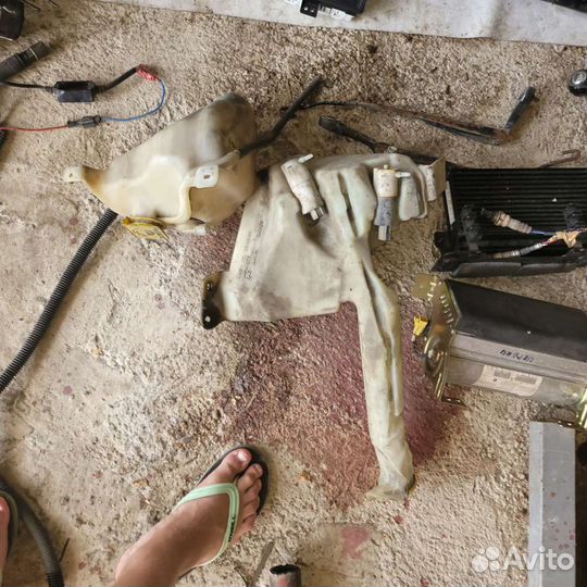 Бочек омывателя на джип гранд чероки 4.7