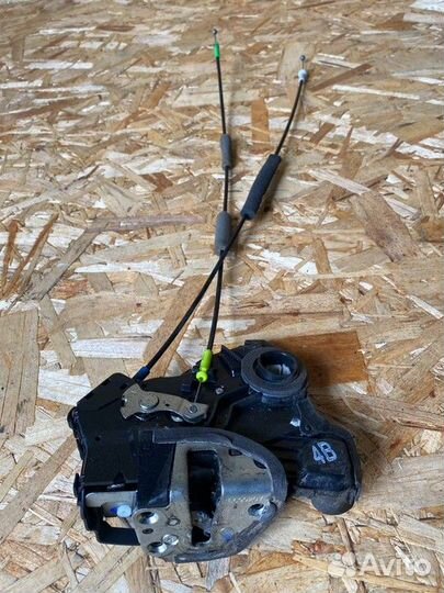 Замок двери передней правой Toyota Avensis