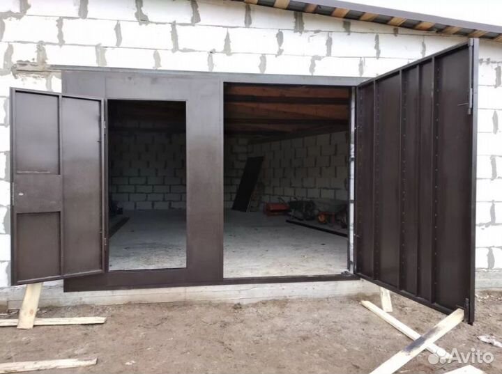 Металлические гаражные ворота с калиткой