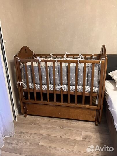 Детская кроватка с поперечным маятником