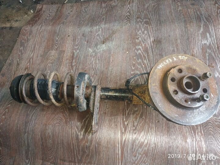 Стойка передняя правая Opel Vectra A 1988-1995