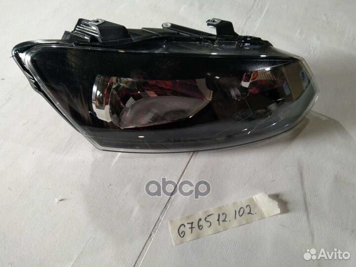 Фара передняя правая H4 (черная 4 фишки) VW-POL