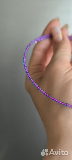 Фиолетовый чокер с сердечком на белом фоне