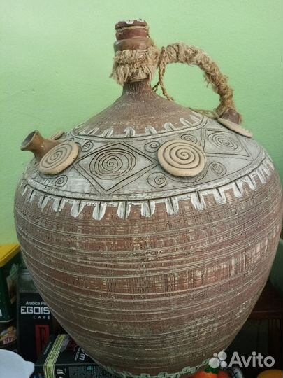 Глиняный кувшин для вина