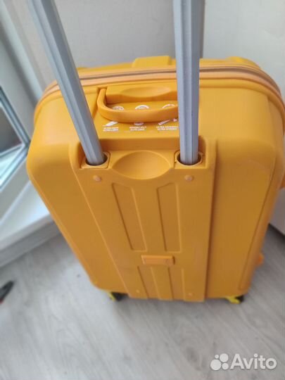 Пластиковый чемодан