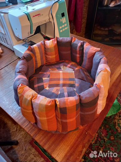 Лежанка для собак и кошек.самошитая. высота 20см