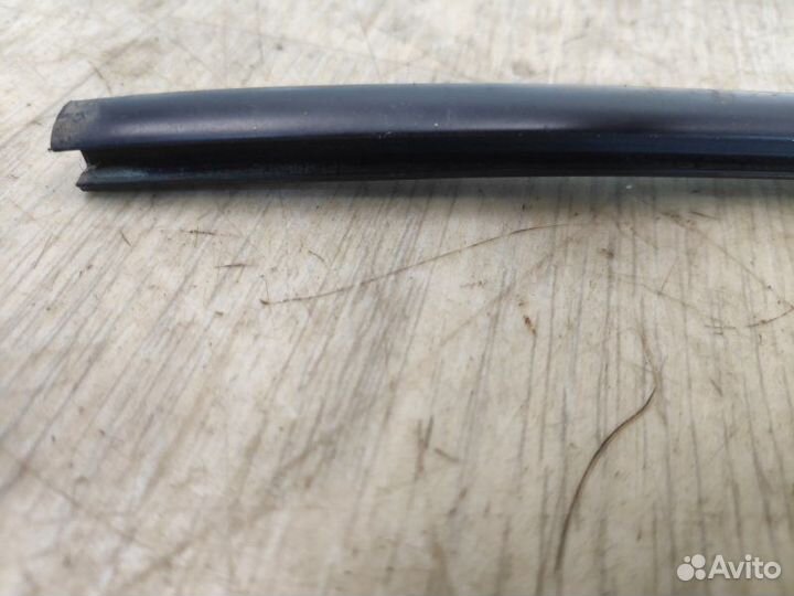 Молдинг лобового стекла Mitsubishi Pajero Sport 2