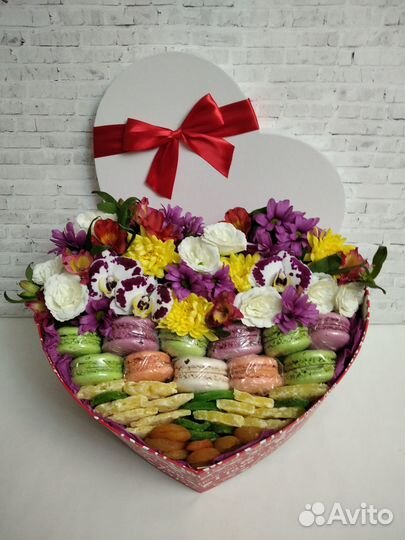 Сладкий подарок с живыми цветами