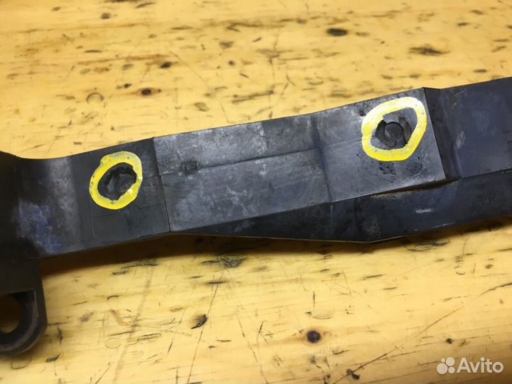 Клипса бампера передняя левая Toyota Nadia ACN10H