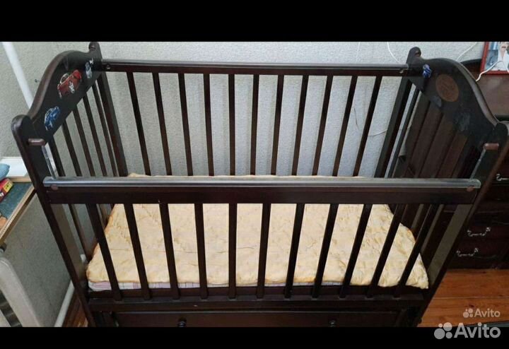 Детская кроватка с маятником и ящиком