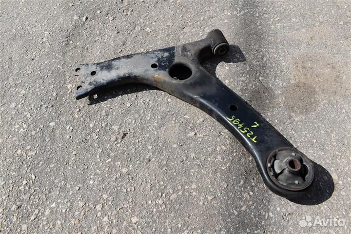 Рычаг передний левый Toyota Corolla Verso 1