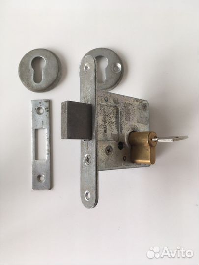 Замок дверной