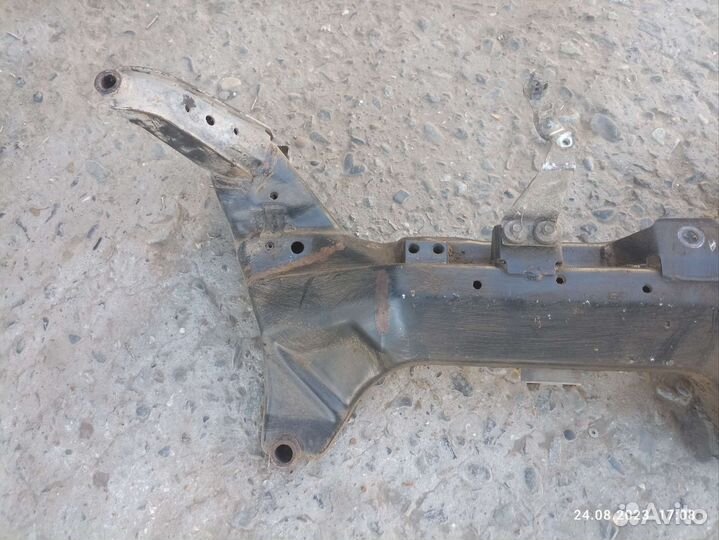 Подрамник передний Nissan Sunny B15