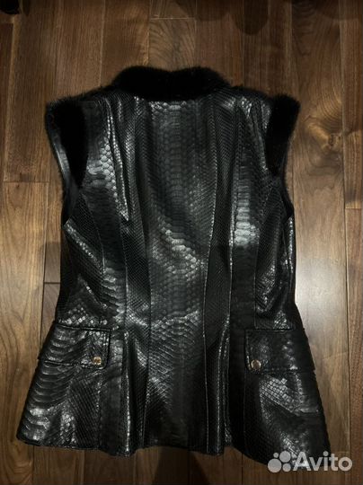 Жилетка женская питоновая меховая