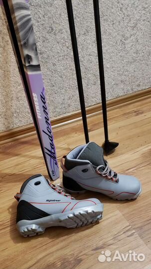 Лыжи, палки и ботинки