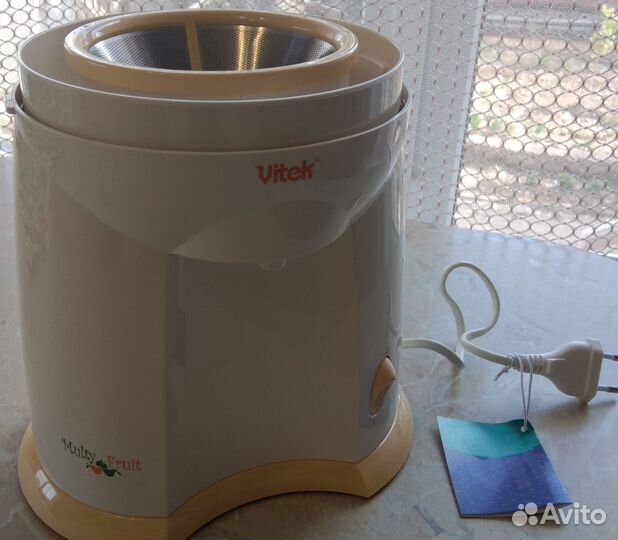 Соковыжималка Vitek VT-1611 без крышки (разбилась)