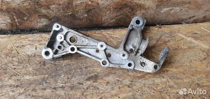 Кронштейн переднего рычага Volkswagen Golf V 2003