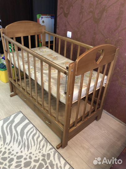 Детская кроватка с маятником и ящиком