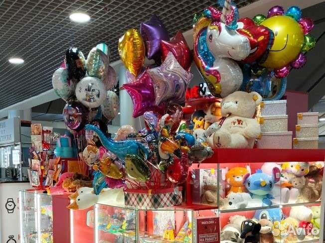 Продавец воздушных шаров и упаковка подарков