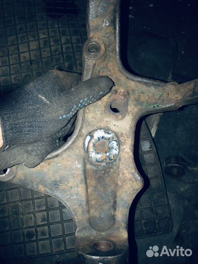 Кулак поворотный Ниссан Кабстар