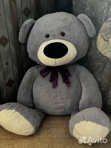 Большой плюшевый медведь