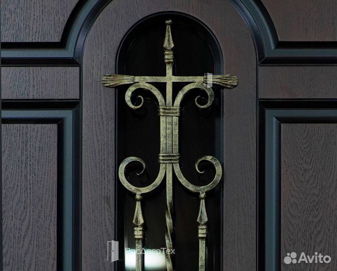 Дверь входная со стеклом и ковкой
