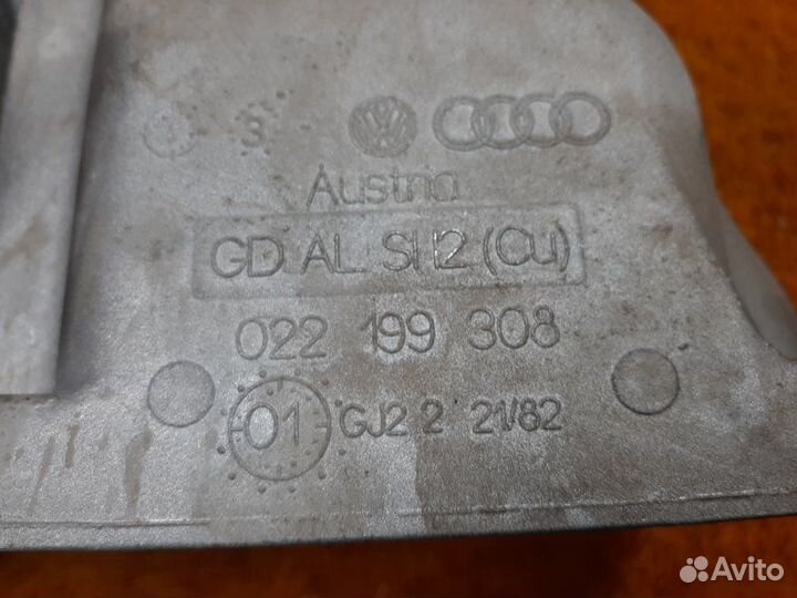 Кронштейн подушки двигателя правый Volkswagen