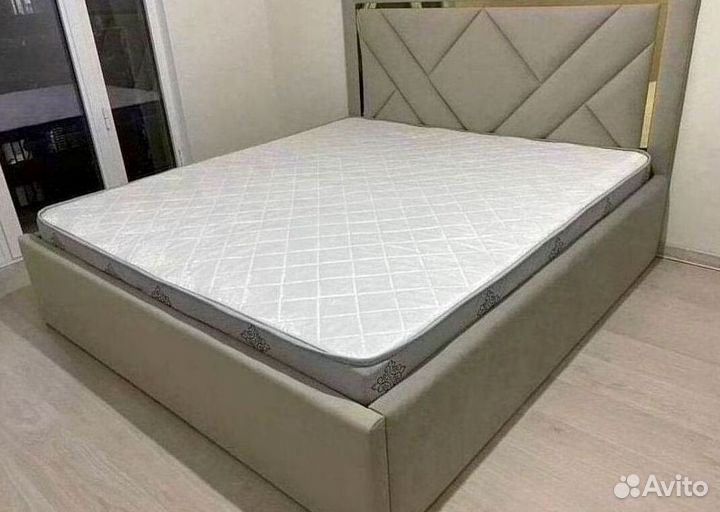 Белая кровать