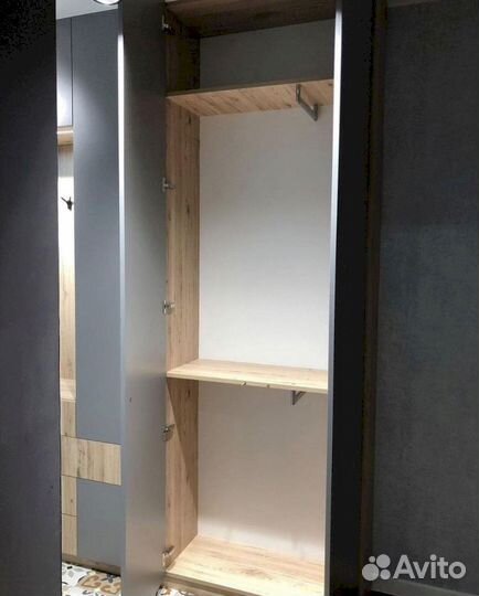 Современный шкаф в прихожую под ключ