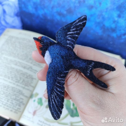 Брошь ласточка