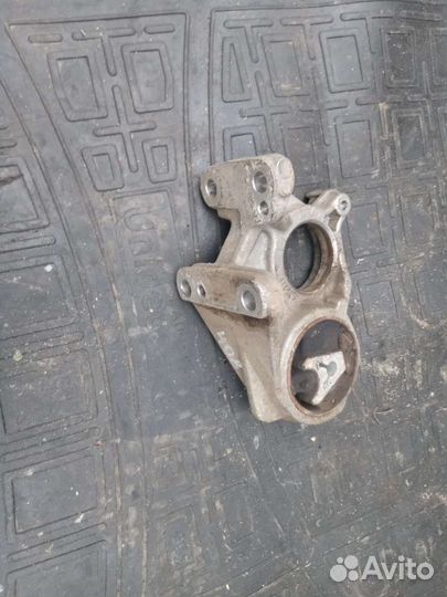 Кронштейн привода Peugeot 408