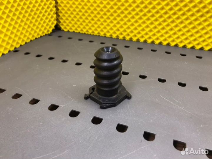 Крепление запасного колеса Mercedes-Benz C-Class