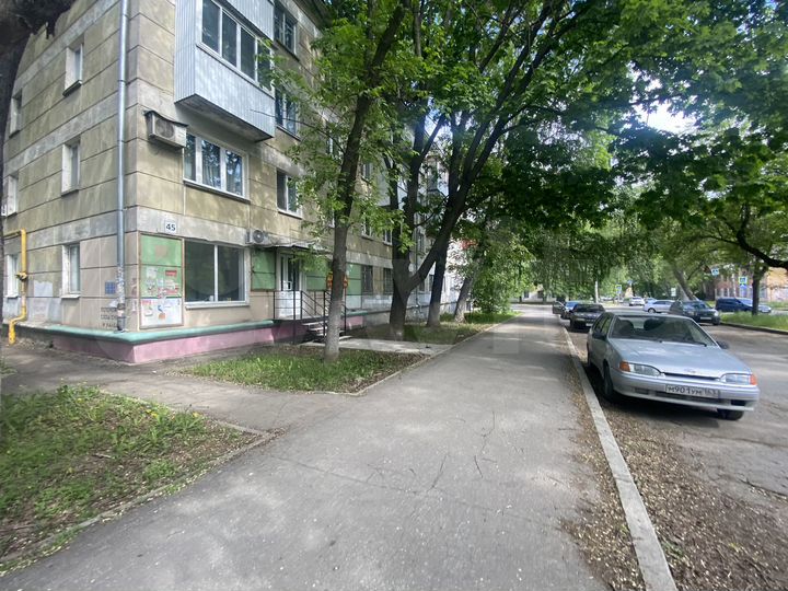 Торговая площадь с отдельным входом и витражами