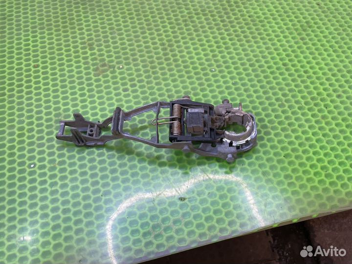 Кронштейн задней левой ручки октавия а5