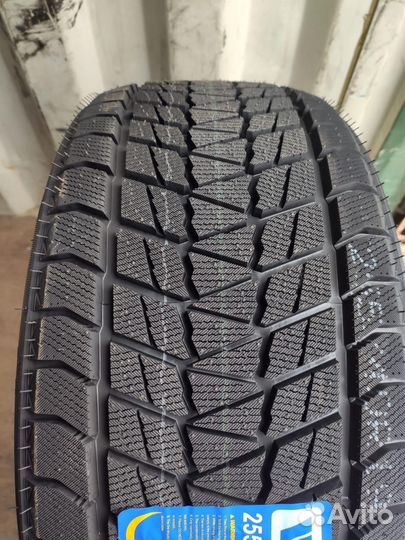 Зимние шины 245/45R20 на Geely Exeed новые