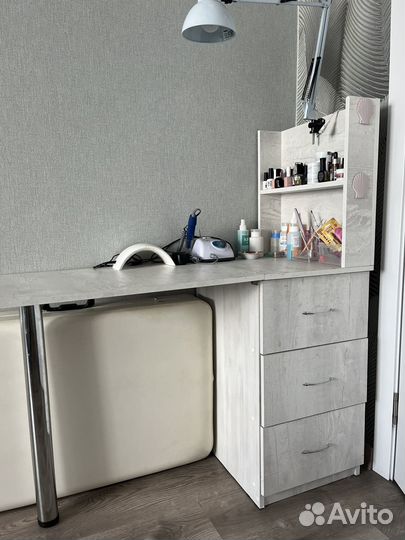 Маникюрный стол