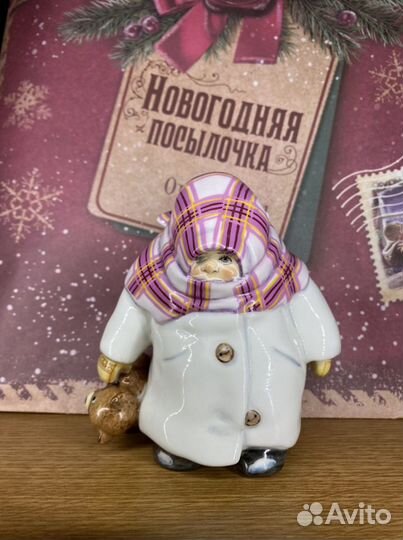 Фарфоровая статуэтка Девочка с мишкой