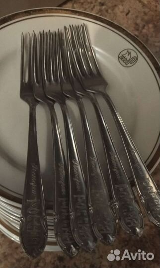 Редкие тарелки, вилки ресторана гостиницы 