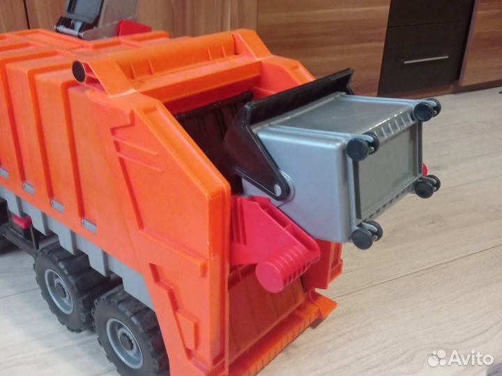 Мусоровоз и 2 бака