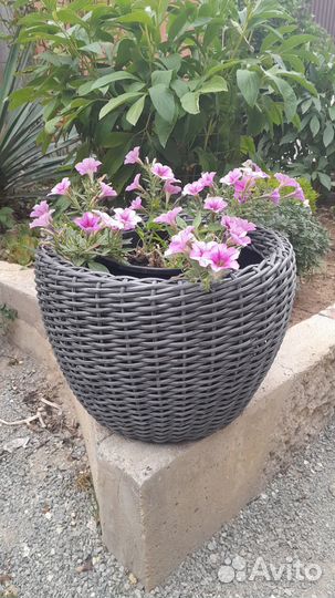 Кашпо из искусственного ротанга