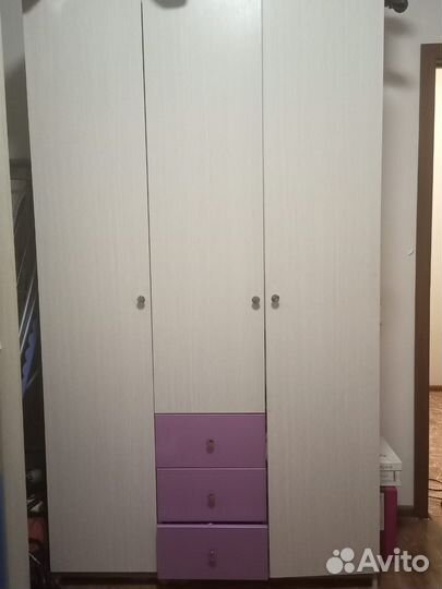 Детская кровать чердак со столом и шкафом