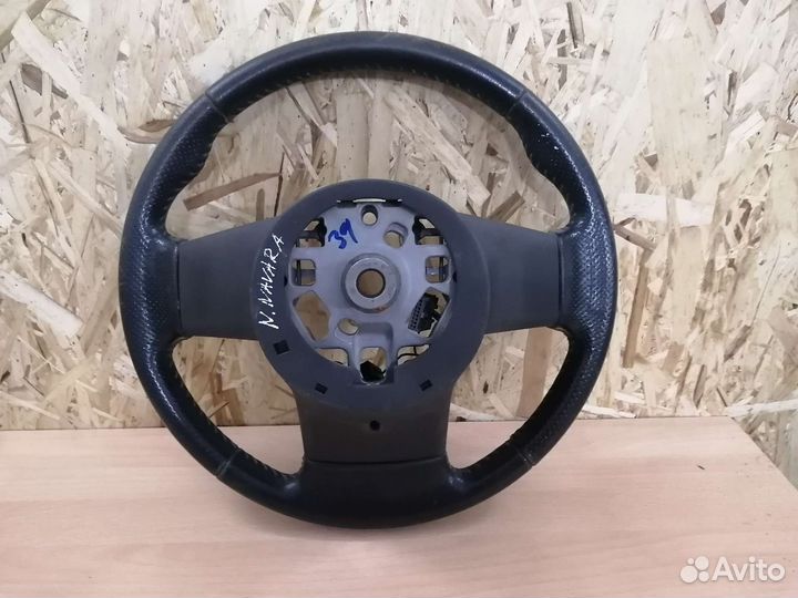 На Nissan навара руль
