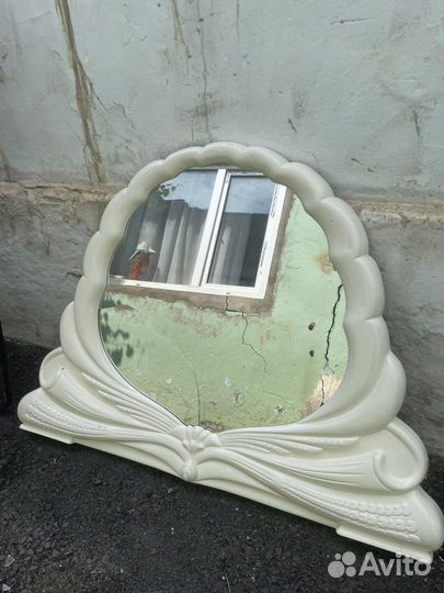 Зеркало и фасад от кровати